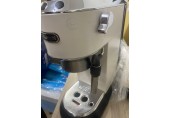 VÝPRODEJ DeLonghi Dedica Style Pákový kávovar EC 685.W POUŽITÉ, PO SERVISE, POŠKOZEN OBAL