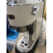VÝPRODEJ DeLonghi Dedica Style Pákový kávovar EC 685.W POUŽITÉ, PO SERVISE, POŠKOZEN OBAL