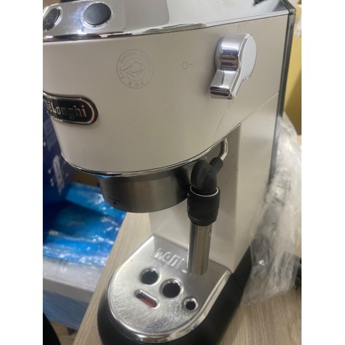 VÝPRODEJ DeLonghi Dedica Style Pákový kávovar EC 685.W POUŽITÉ, PO SERVISE, POŠKOZEN OBAL