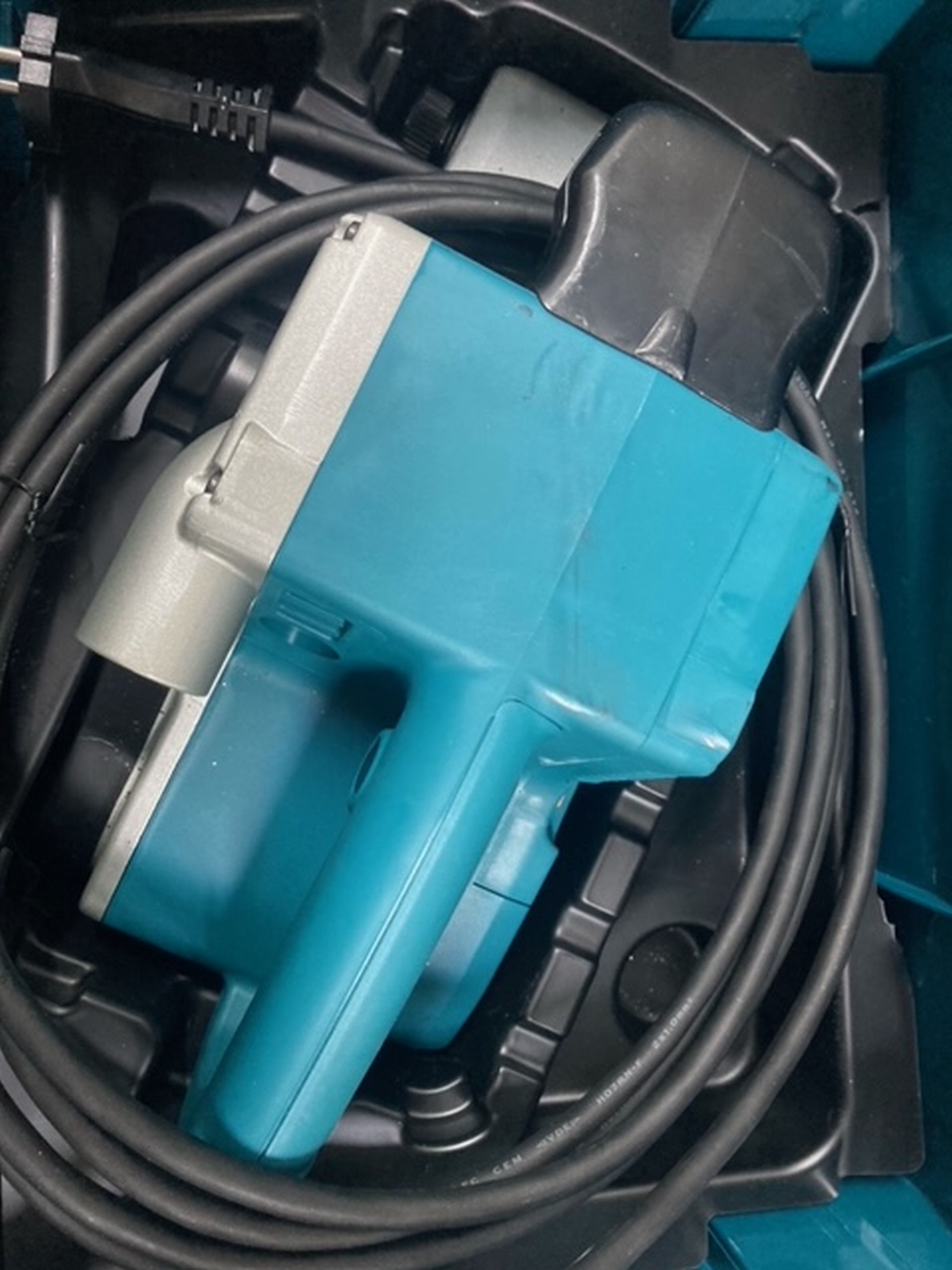 VÝPRODEJ MAKITA 9404J Pásová bruska 100x610mm, 1010W, Makpac POŠKOZENÝ!!