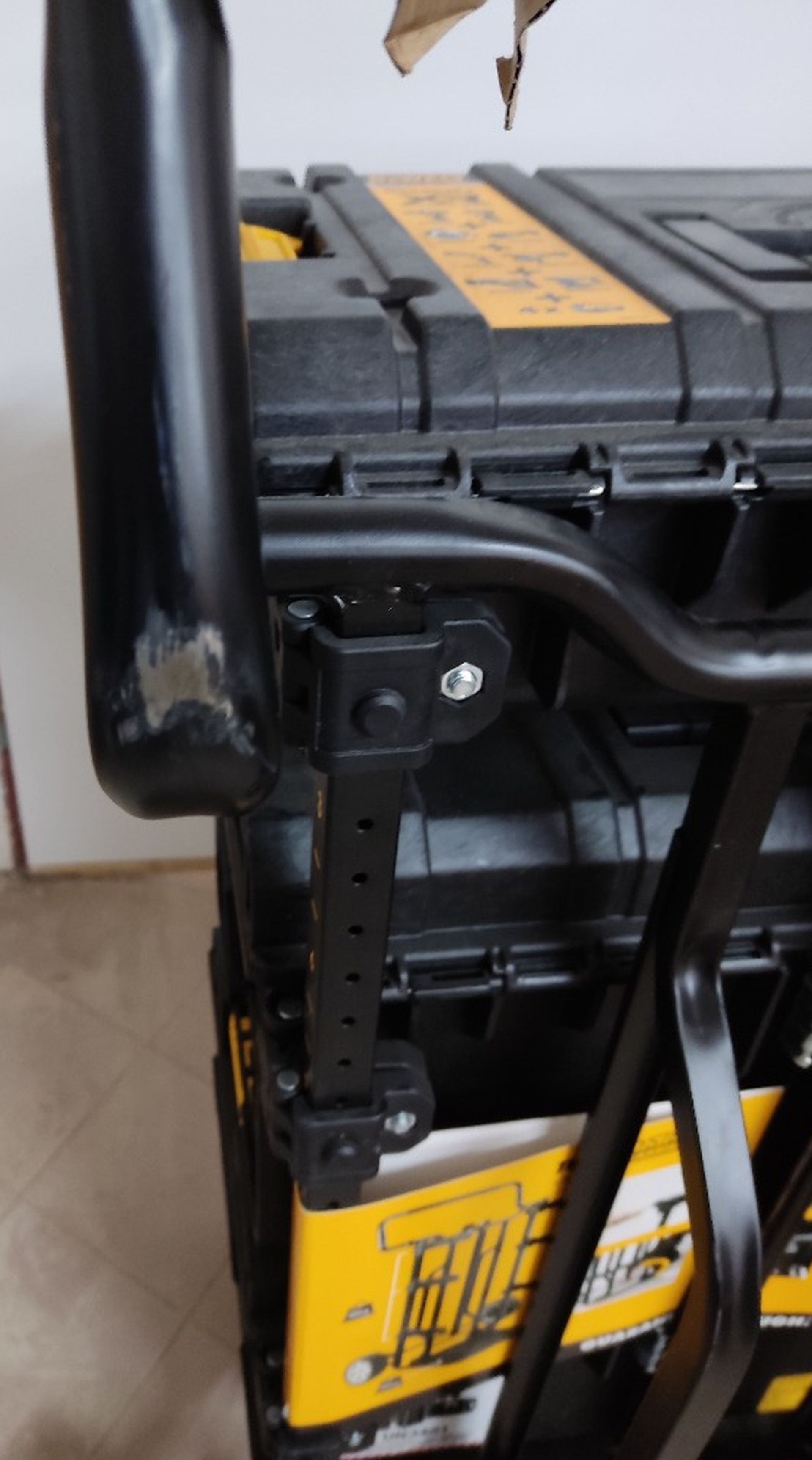 VÝPRODEJ DeWALT Kombinovaná sada nářadí 18V 4x 5,0Ah Li-Ion XR, s vozíkem a kufry Tough DCK853P4 POŠKOZENÉ MADLO!!