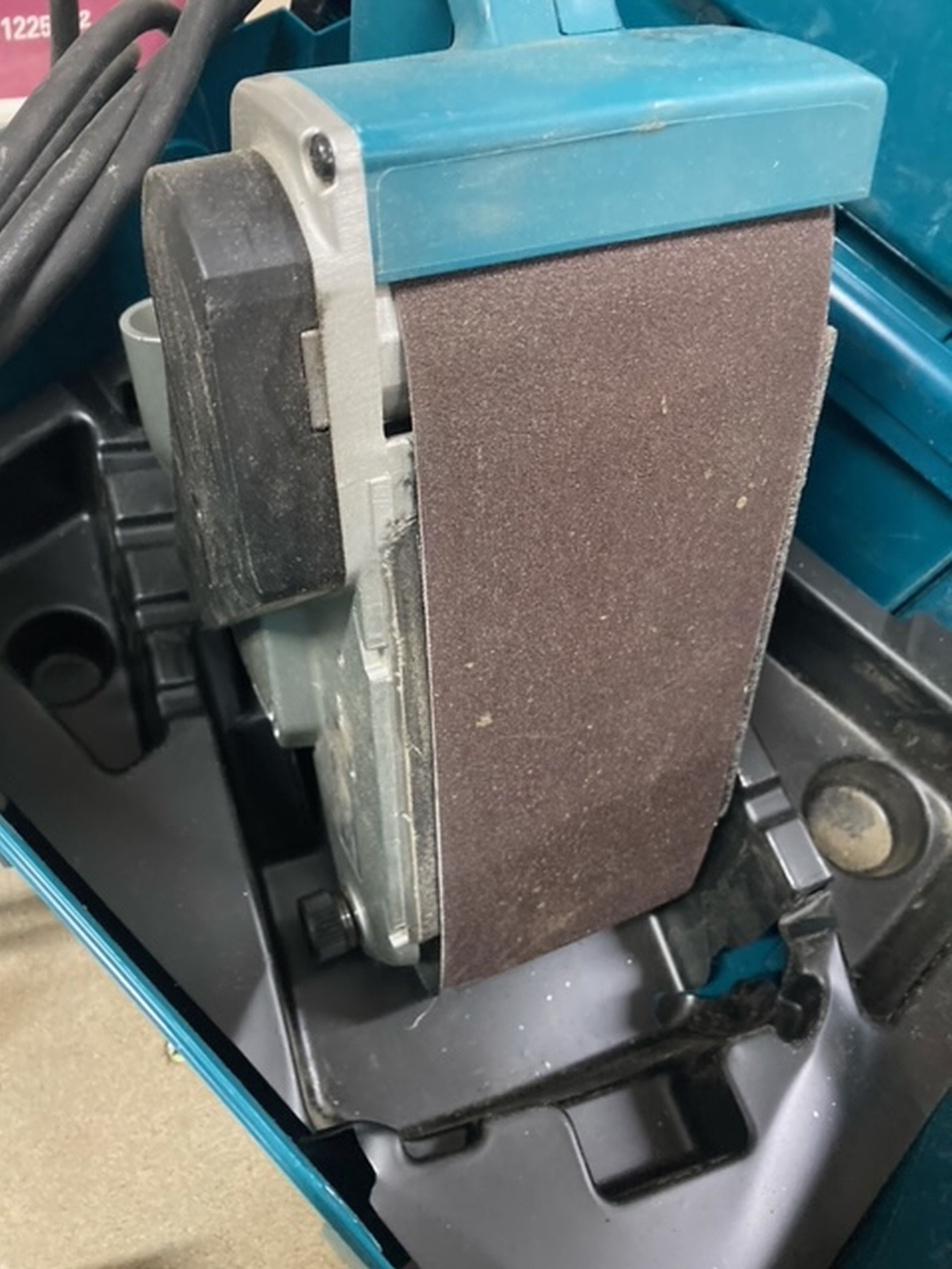 VÝPRODEJ MAKITA 9404J Pásová bruska 100x610mm, 1010W, Makpac POUŽITO!!